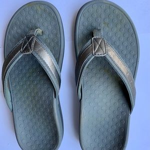 Gray Vionic Wedge Flip Flop Size 5 Good Condition